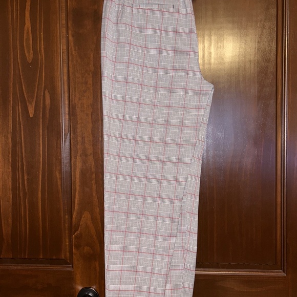 Women’s mid- to high-rise cropped plaid pull-on pants - Picture 3 of 8